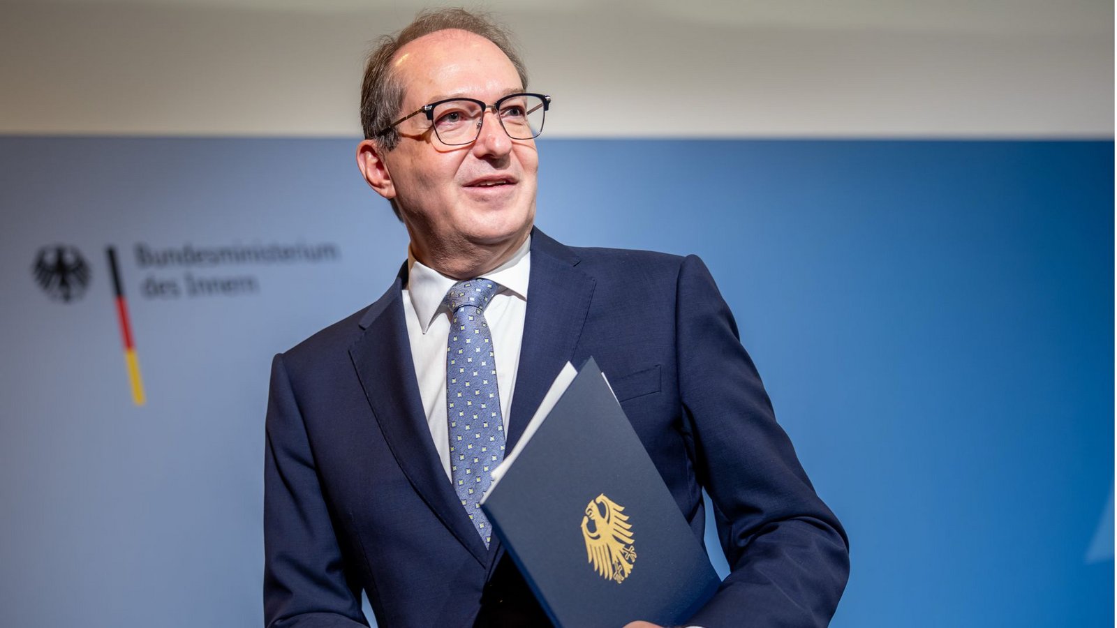 Bundesinnenminister Alexander Dobrindt (CSU) will den mit dem Verfassungsschutz die Geheimdienstarbeit im inneren Deutschlands stärken.Foto: dpa Bundesinnenminister Alexander Dobrindt (CSU) will den mit dem Verfassungsschutz die Geheimdienstarbeit im inneren Deutschlands stärken.Foto: dpa
