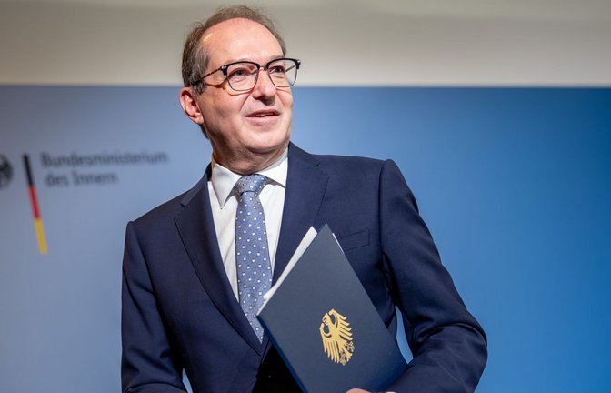 Bundesinnenminister Alexander Dobrindt (CSU) will den mit dem  Verfassungsschutz die Geheimdienstarbeit im inneren Deutschlands stärken.<span class='image-autor'>Foto: dpa</span>