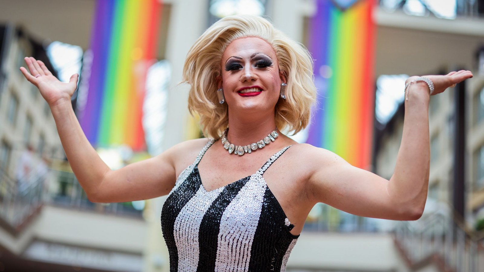 Dragqueen Meryl Deep feiert beim Kölner CSD - einem der größten Europas (Archivbild).Foto: Christoph Reichwein/dpa