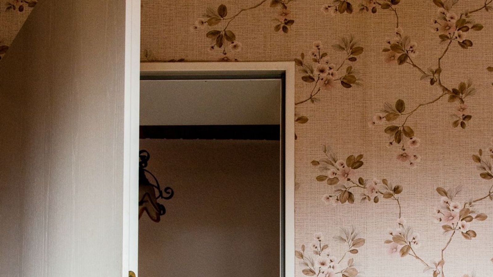 Vor dem Fotografieren geht er mit den Auftraggebern durch die Räume und lässt sich Geschichten zu den Gegenständen erzählen. Dann fotografiert er zum Beispiel eine Aktentasche oder die leere Ecke, in der früher der Weihnachtsbaum stand.Foto: Joerg Egerer Vor dem Fotografieren geht er mit den Auftraggebern durch die Räume und lässt sich Geschichten zu den Gegenständen erzählen. Dann fotografiert er zum Beispiel eine Aktentasche oder die leere Ecke, in der früher der Weihnachtsbaum stand.Foto: Joerg Egerer