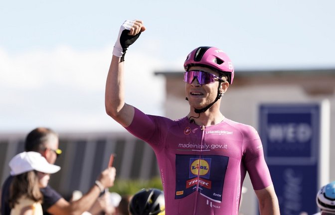 Jonathan Milan holte sich auf der 13. Etappe seinen insgesamt dritten Tageserfolg beim diesjährigen Giro.<span class='image-autor'>Foto: Fabio Ferrari/LaPresse/AP/dpa</span>