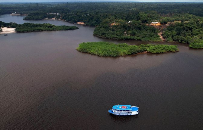 Vor den Präsidentschaftswahlen in Brasilien werden im Bundesstaat Amazonas elektronische Wahlmaschinen mit einem Boot zu den Wahllokalen gebracht.<span class='image-autor'>Foto: Edmar Barros/AP/dpa</span>
