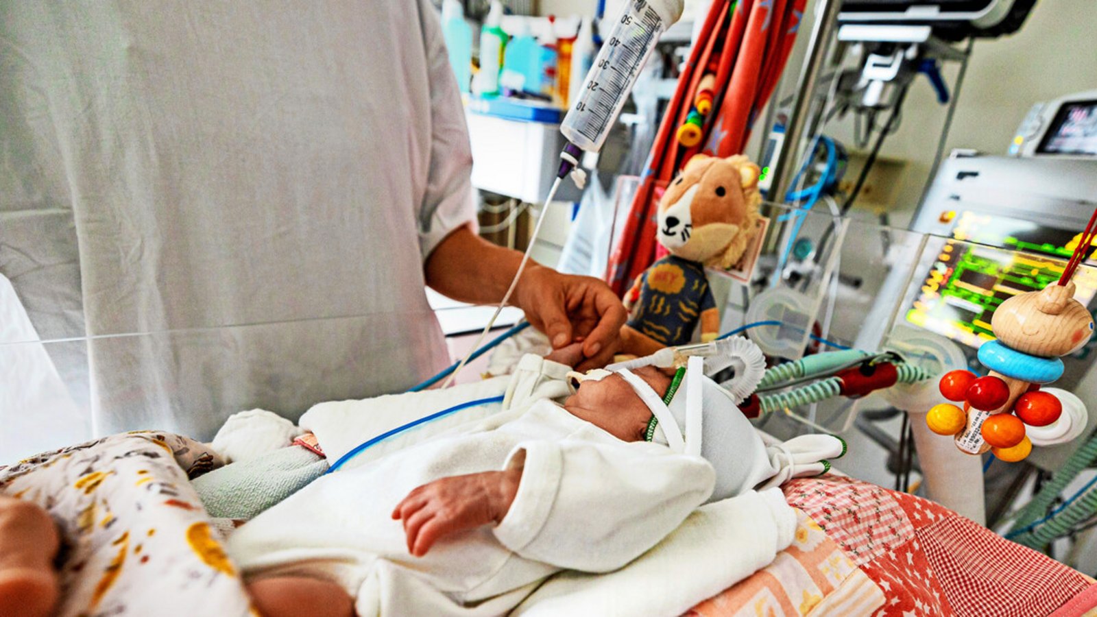Milch von Müttern versorgen Frühchen mit den benötigten Nährstoffen für die körperliche Entwicklung und schützen auch vor lebensbedrohenden Krankheiten.Foto: Klinikum Stuttgart/Tobias Grosser Milch von Müttern versorgen Frühchen mit den benötigten Nährstoffen für die körperliche Entwicklung und schützen auch vor lebensbedrohenden Krankheiten.Foto: Klinikum Stuttgart/Tobias Grosser