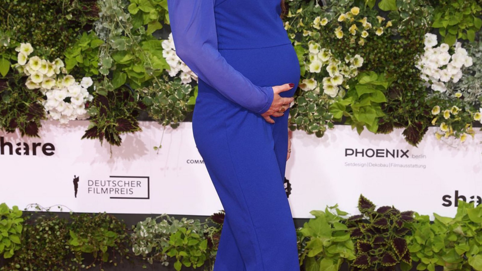 Die schwangere Schauspielerin Julia Hartmann setzt Akzente mit leuchtendem Blau.Foto: dpa/Gerald Matzka