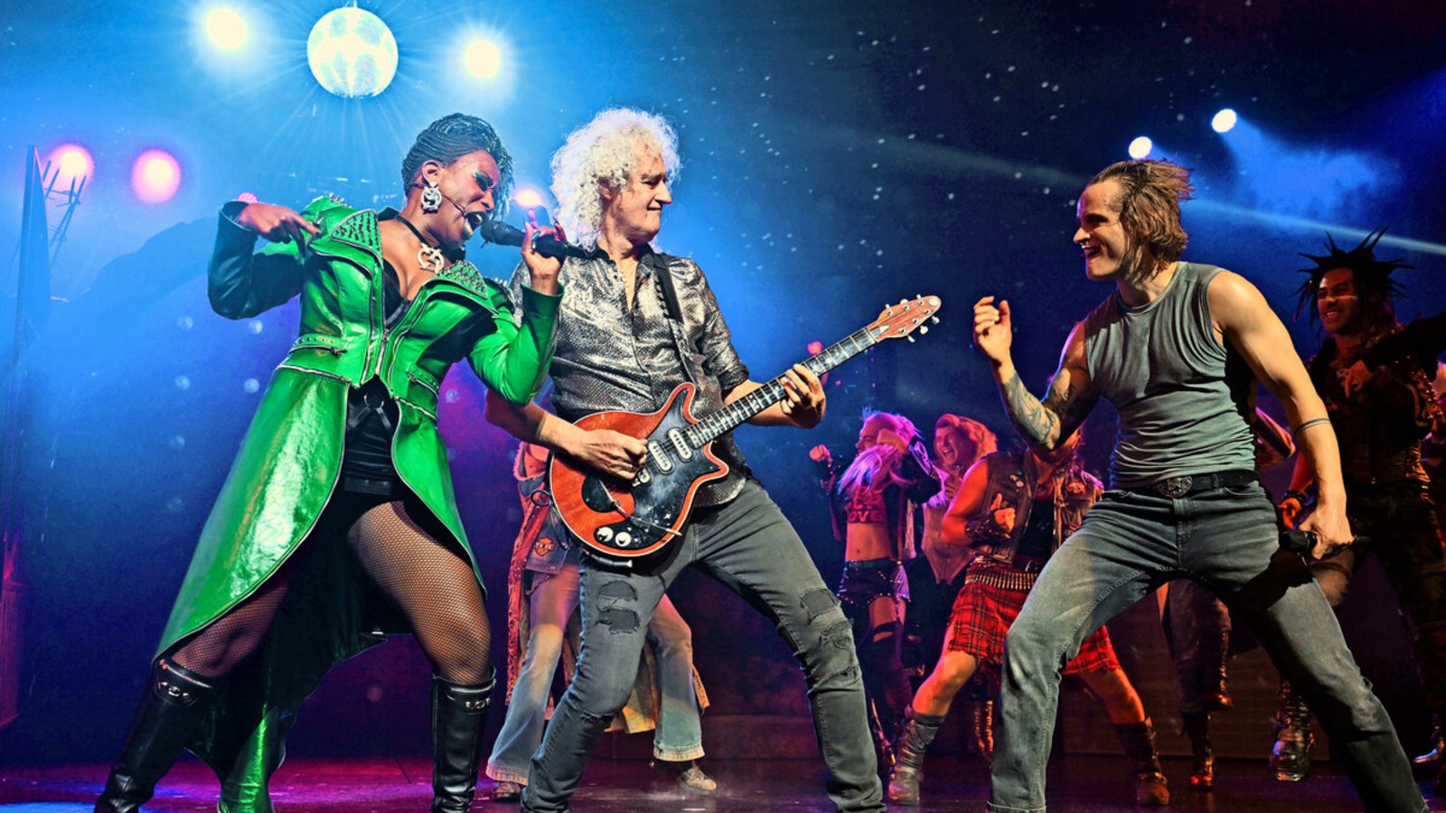 Queen-Gitarrist Brian May im „We Will Rock You“-Finale mit Aisata Blackman und Kapser NilssonFoto: Stage Entertainment/Ben Pakalski Queen-Gitarrist Brian May im „We Will Rock You“-Finale mit Aisata Blackman und Kapser NilssonFoto: Stage Entertainment/Ben Pakalski