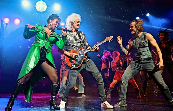 Queen-Gitarrist Brian May im „We Will Rock You“-Finale mit Aisata Blackman und Kapser Nilsson<span class='image-autor'>Foto: Stage Entertainment/Ben Pakalski</span>