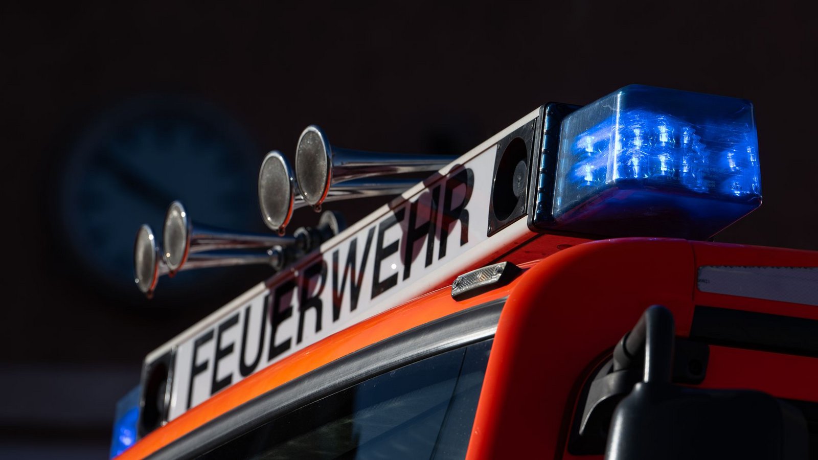 Die Löscharbeiten der Feuerwehr laufen noch. (Symbolfoto)Foto: picture alliance/dpa/Marijan Murat