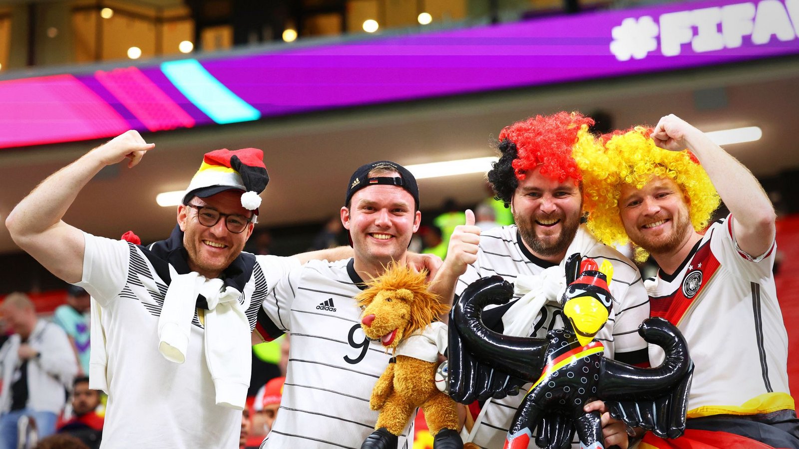 Diese vier Fußballfans sind zu einem Spiel des deutschen Teams in Katar angereist.Foto: dpa/Tom Weller