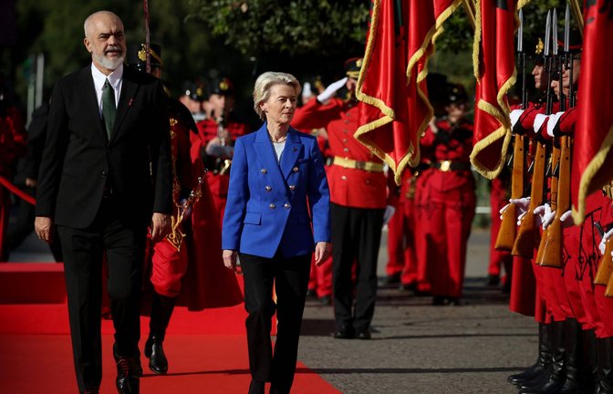 Albaniens Premier Rama empfängt die EU-Kommissionschefin Ursula von der Leyen. Über das wichtige Thema der Abschiebezentren will der Gast aus Brüssel aber nicht sprechen.<span class='image-autor'>Foto: AFP/ADNAN BECI</span>