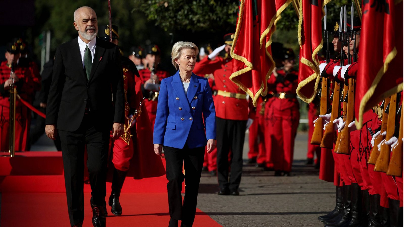 Albaniens Premier Rama empfängt die EU-Kommissionschefin Ursula von der Leyen. Über das wichtige Thema der Abschiebezentren will der Gast aus Brüssel aber nicht sprechen.Foto: AFP/ADNAN BECI