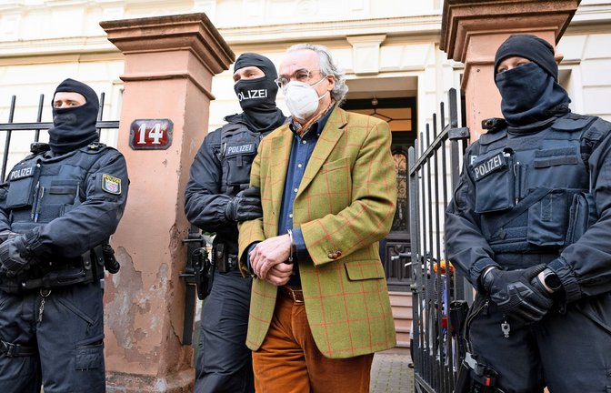 Am 7. Dezember 2022 wurde Heinrich XIII. Prinz Reuß in seinem Haus in Frankfurt am Main verhaftet. Seitdem sitzt er in Untersuchungshaft.<span class='image-autor'>Foto: dpa/Boris Roessler</span>