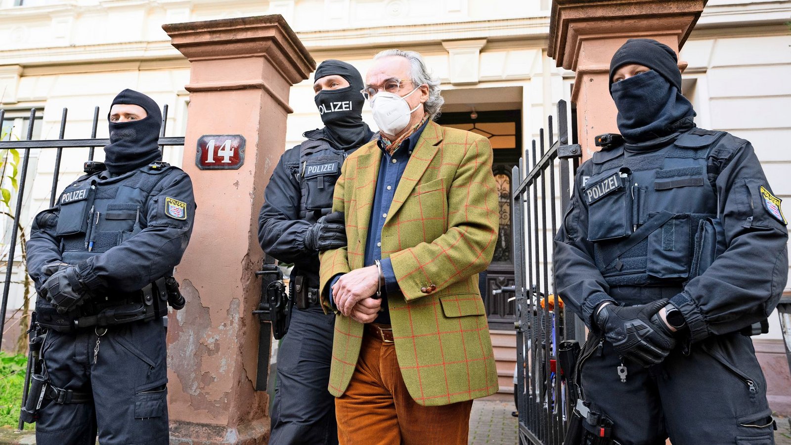 Am 7. Dezember 2022 wurde Heinrich XIII. Prinz Reuß in seinem Haus in Frankfurt am Main verhaftet. Seitdem sitzt er in Untersuchungshaft.Foto: dpa/Boris Roessler