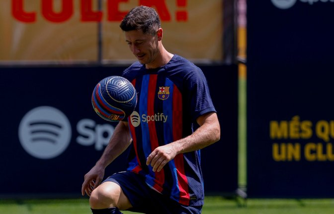 Robert Lewandowski jongliert den Ball während der offiziellen Präsentation beim FC Barcelona.<span class='image-autor'>Foto: Joan Monfort/AP/dpa</span>
