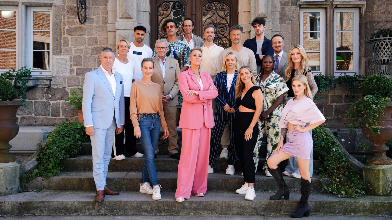 Der Cast von "Die Verräter - Vertraue Niemandem!" V.o.l.: Ralf Bauer, Younes Zarou, Jorge González, Thaddäus Meilinger, Wayne Carpendale, Timon Krause, Joe laschet, Martina Voss-Tecklenburg, Jan Hofer, Janin Ullmann, Motsi Mabuse, Mirja du Mont, Joachim Llambi, Charlotte Würdig, Sonja Zietlow, Sandy Mölling und Marie ReimFoto: RTL / Stefan Gregorowius Der Cast von "Die Verräter - Vertraue Niemandem!" V.o.l.: Ralf Bauer, Younes Zarou, Jorge González, Thaddäus Meilinger, Wayne Carpendale, Timon Krause, Joe laschet, Martina Voss-Tecklenburg, Jan Hofer, Janin Ullmann, Motsi Mabuse, Mirja du Mont, Joachim Llambi, Charlotte Würdig, Sonja Zietlow, Sandy Mölling und Marie ReimFoto: RTL / Stefan Gregorowius