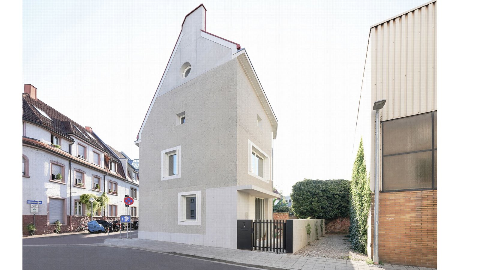 Einst war hier ein Parkplatz, nun ist auf  40 Quadratmetern Fläche ein Wohnhaus entstanden, das die Nachbarhäuser deutlich aufwertet. Das preisgekrönte Baukunstwerk stammt von Architektin und Hochschulprofessorin Ulrike FischerFoto: linking architecture