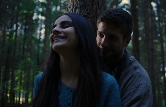 Ein kleines Stück Freiheit im Wald: Elaha (Bayan Layla) geht mit  Yusuf (Slavko Popadic) spazieren.<span class='image-autor'>Foto: Verleih cf</span>