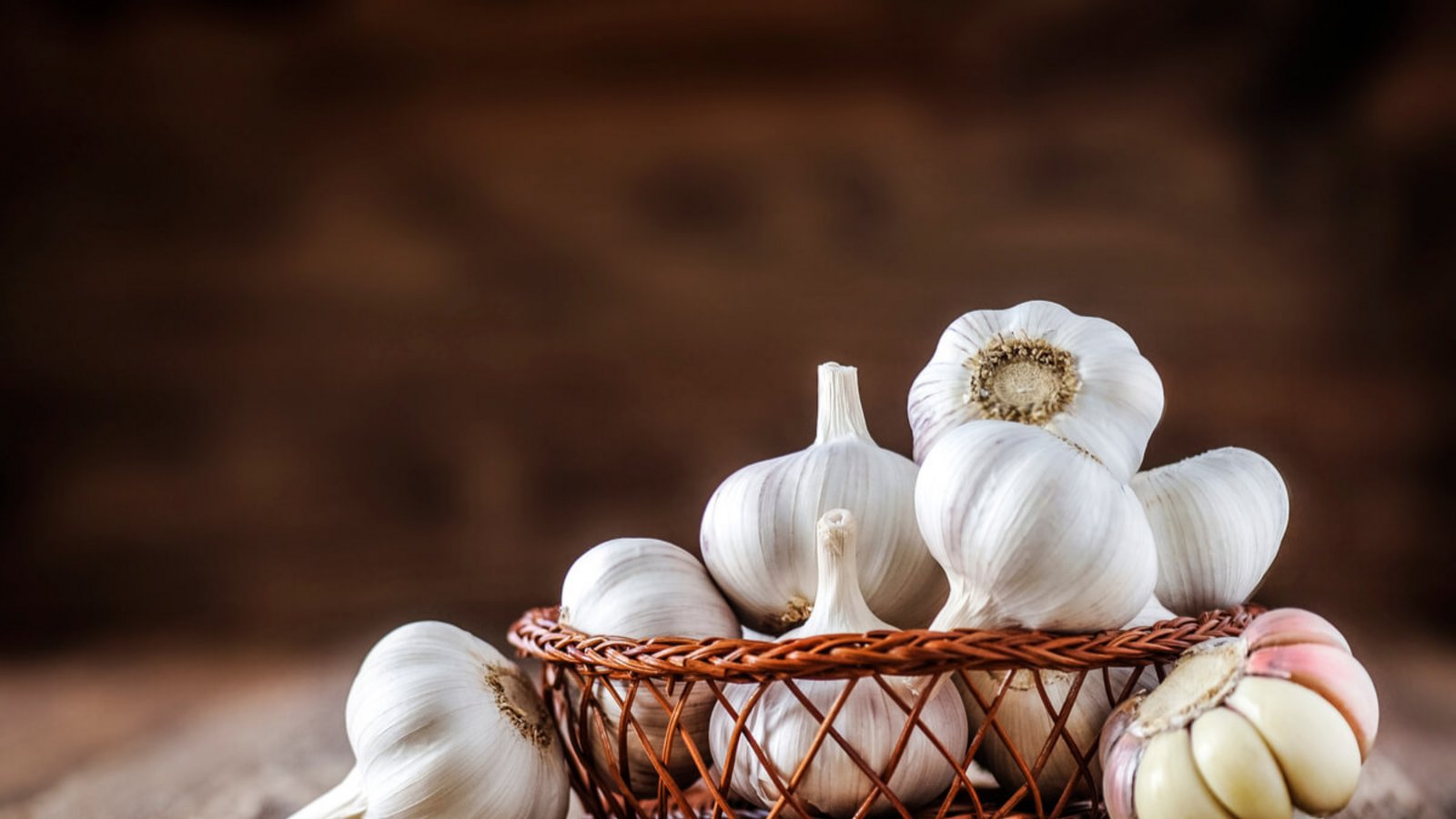 Ob auf der Haut oder aus dem Mund: Mit diesen 17 Tipps werden Sie Knoblauchgeruch schnell und wirksam los.Foto: Krasula / Shutterstock.com Ob auf der Haut oder aus dem Mund: Mit diesen 17 Tipps werden Sie Knoblauchgeruch schnell und wirksam los.Foto: Krasula / Shutterstock.com