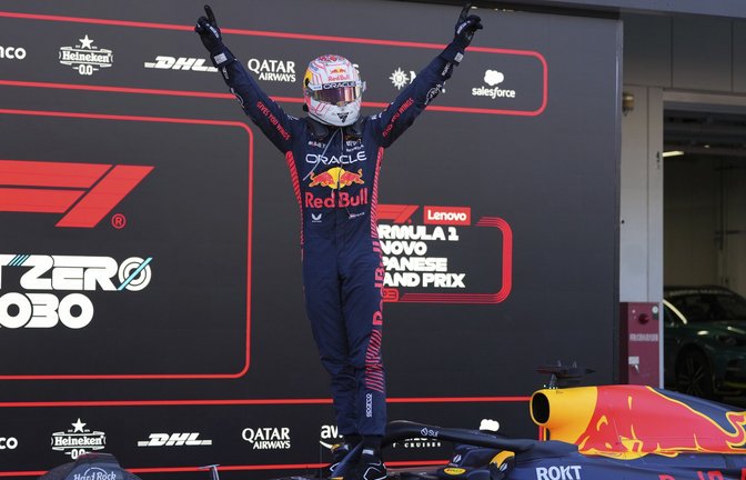 Max Verstappen vom Team Red Bull feiert nach seinem Sieg.<span class='image-autor'>Foto: dpa/Toru Hanai</span>