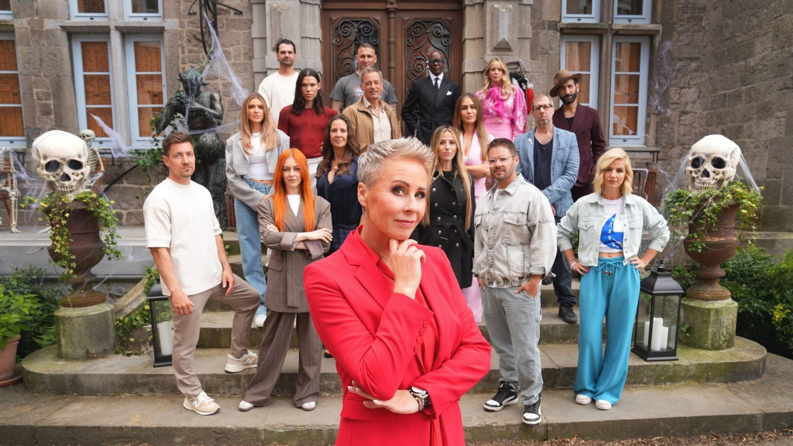 Sonja Zietlow (vorne) spielt ein gruseliges Spiel mit ihren Verrätern.Foto: RTL / Stefan Gregorowius/Staffel 2, 2024, RTL+