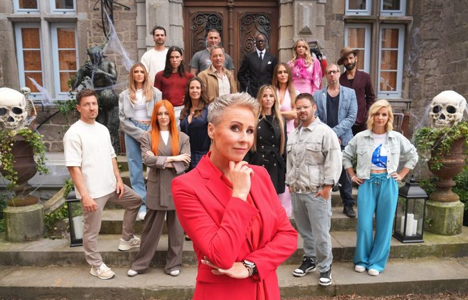 Sonja Zietlow (vorne) spielt ein gruseliges Spiel mit ihren Verrätern.<span class='image-autor'>Foto: RTL / Stefan Gregorowius/Staffel 2, 2024, RTL+</span>