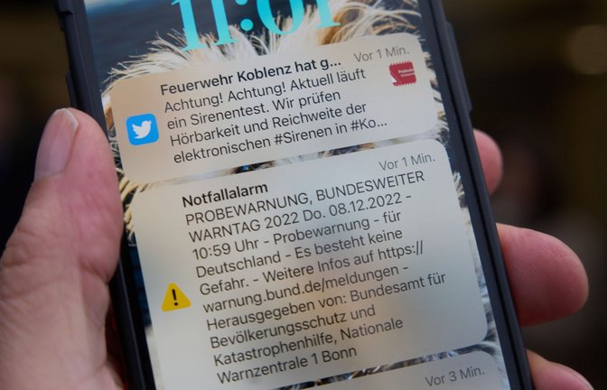 Seit Februar warnen Behörden in Deutschland über Cell Broadcast mit einer Art SMS vor Hochwasser, Großbränden und anderen folgenschweren Ereignissen.<span class='image-autor'>Foto: Thomas Frey/dpa</span>
