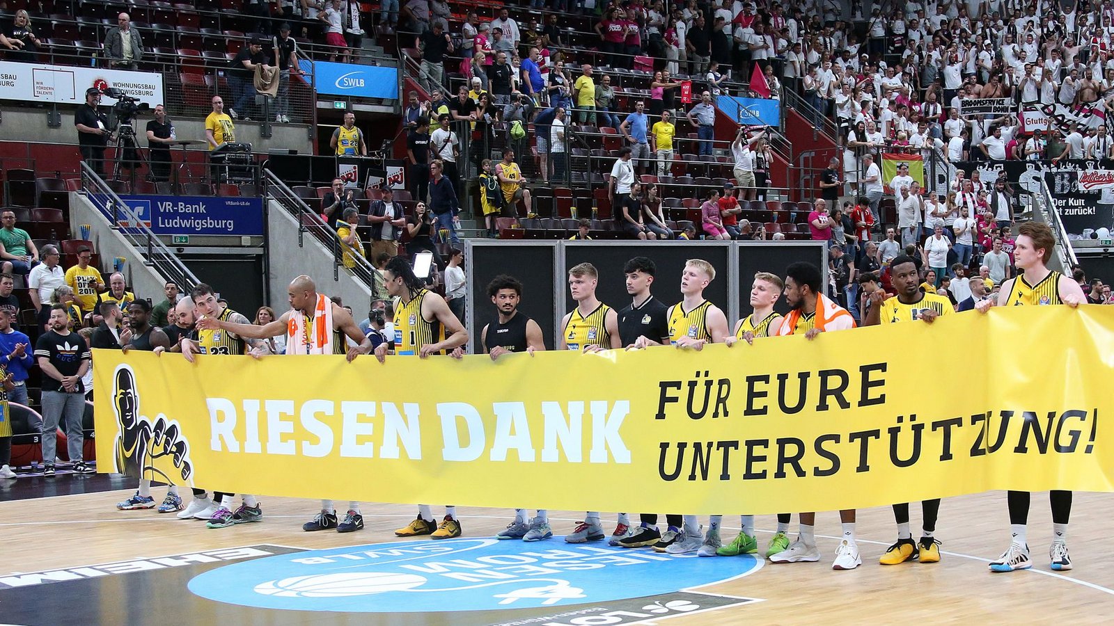 Die Spieler bedanken sich bei den Fans.Foto: Pressefoto Baumann/Alexander Keppler
