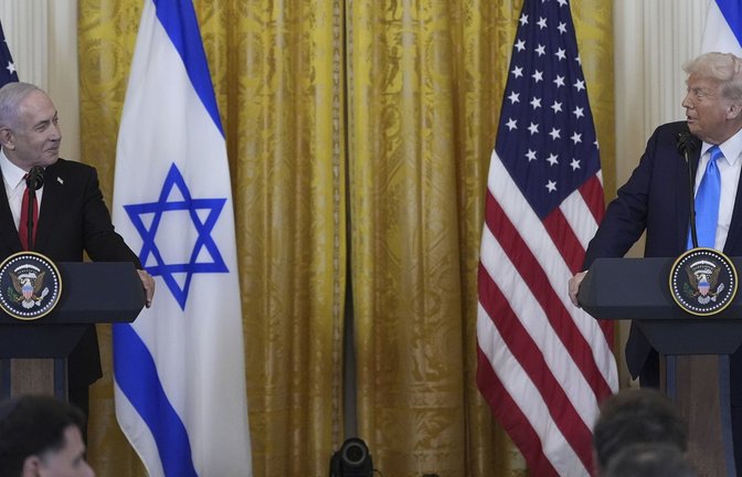 Trump (rechts) präsentierte seinen provokanten Plan im Beisein von Israels Premier Netanjahu.<span class='image-autor'>Foto: dpa/Alex Brandon</span>