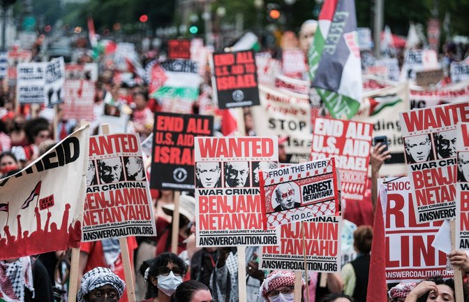 Vor dem Kapitol kam es zu Protesten.<span class='image-autor'>Foto: Getty Images via AFP/MICHAEL A. MCCOY</span>