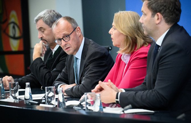 Die Vorsitzenden der Regierungsparteien versprechen konstruktives Miteinander.<span class='image-autor'>Foto: Bernd von Jutrczenka/dpa</span>