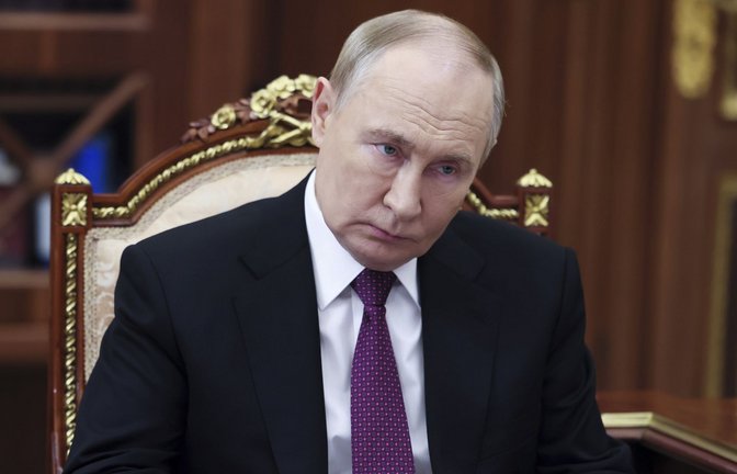 Russlands Präsident Wladimir Putin reagiert verstimmt auf die Nachrichten über eine Lockerung beim Einsatz von US-Waffen im Kampf gegen Russland. (Archivbild)<span class='image-autor'>Foto: dpa/Vyacheslav Prokofyev</span>