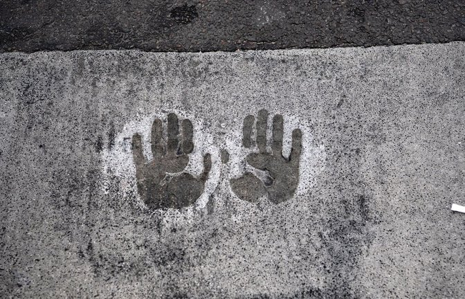 Was bleibt vom Klimaprotest? Handabdrücke und leere Taschen<span class='image-autor'>Foto: dpa/Paul Zinken</span>