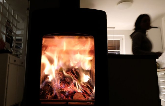 Kaminöfen erzeugen eine wohlige Wärme. Aber ist das Heizen mit Holz auch zukunftsfähig?<span class='image-autor'>Foto: picture alliance/dpa/Bernd Weissbrod</span>
