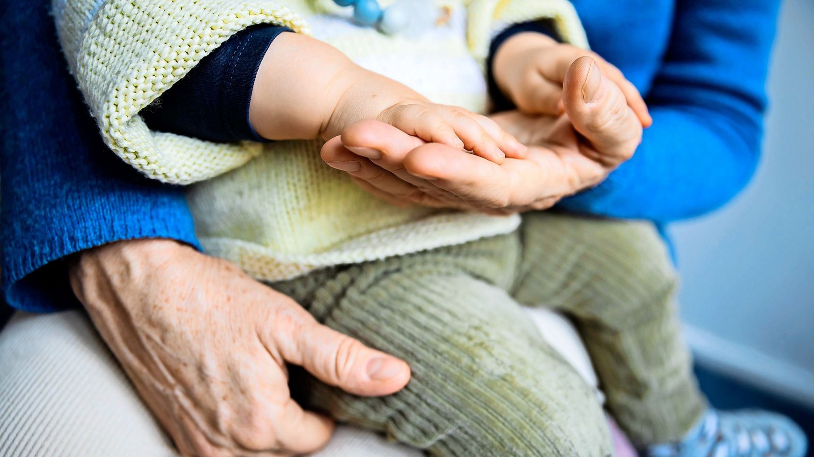 Wenn sich Kinder auch bei Großeltern geborgen fühlen, ist das immer von Vorteil für die ganze Familie.Foto: dpa/Christoph Soeder