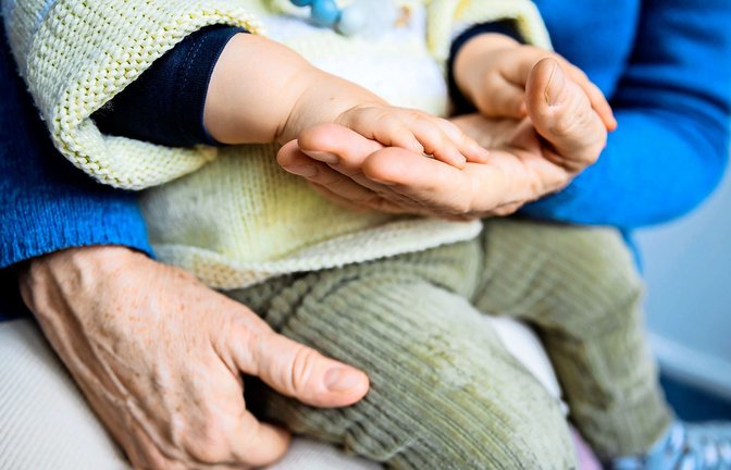 Wenn sich Kinder auch bei Großeltern geborgen fühlen, ist das immer von Vorteil für die ganze Familie.<span class='image-autor'>Foto: dpa/Christoph Soeder</span>