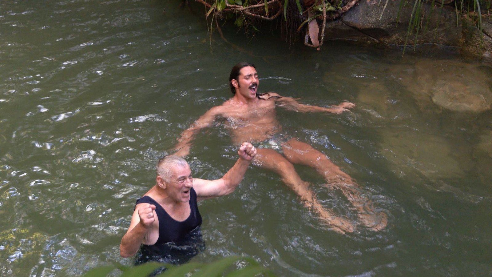 Fröhliches Planschen mit Fabio im Weiher.Foto: RTL/Tag 5 Fröhliches Planschen mit Fabio im Weiher.Foto: RTL/Tag 5