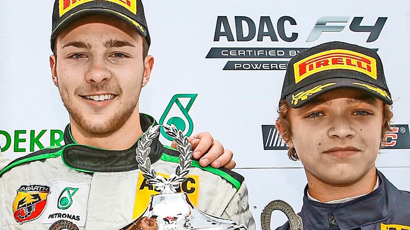 Marvin Dienst (links) und Lando Norris im August 2015 bei einer Siegerehrung der Formel 4 am Nürburgring.Foto: ADAC