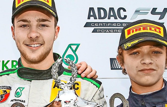 Marvin Dienst (links) und Lando Norris im August 2015 bei einer Siegerehrung der Formel 4 am Nürburgring.<span class='image-autor'>Foto: ADAC</span>