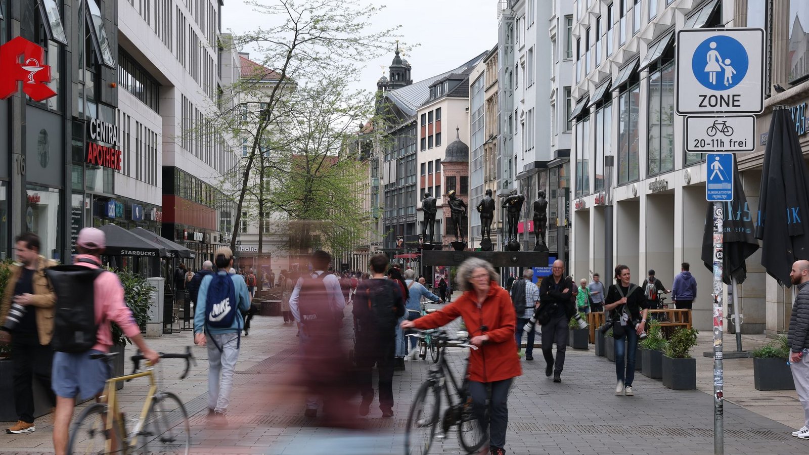 Die Stadt Leipzig will die von der Amokfahrt betroffene Einkaufsstraße besser gegen das Befahren von Fahrzeugen sichern.Foto: Jan Woitas/dpa Die Stadt Leipzig will die von der Amokfahrt betroffene Einkaufsstraße besser gegen das Befahren von Fahrzeugen sichern.Foto: Jan Woitas/dpa