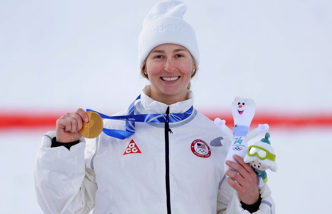 Elizabeth Lemley aus den USA jubelt bei der Siegerehrung mit ihrer Goldmedaille über den ersten Platz<span class='image-autor'>Foto: picture alliance/dpa | Oliver Weiken</span>