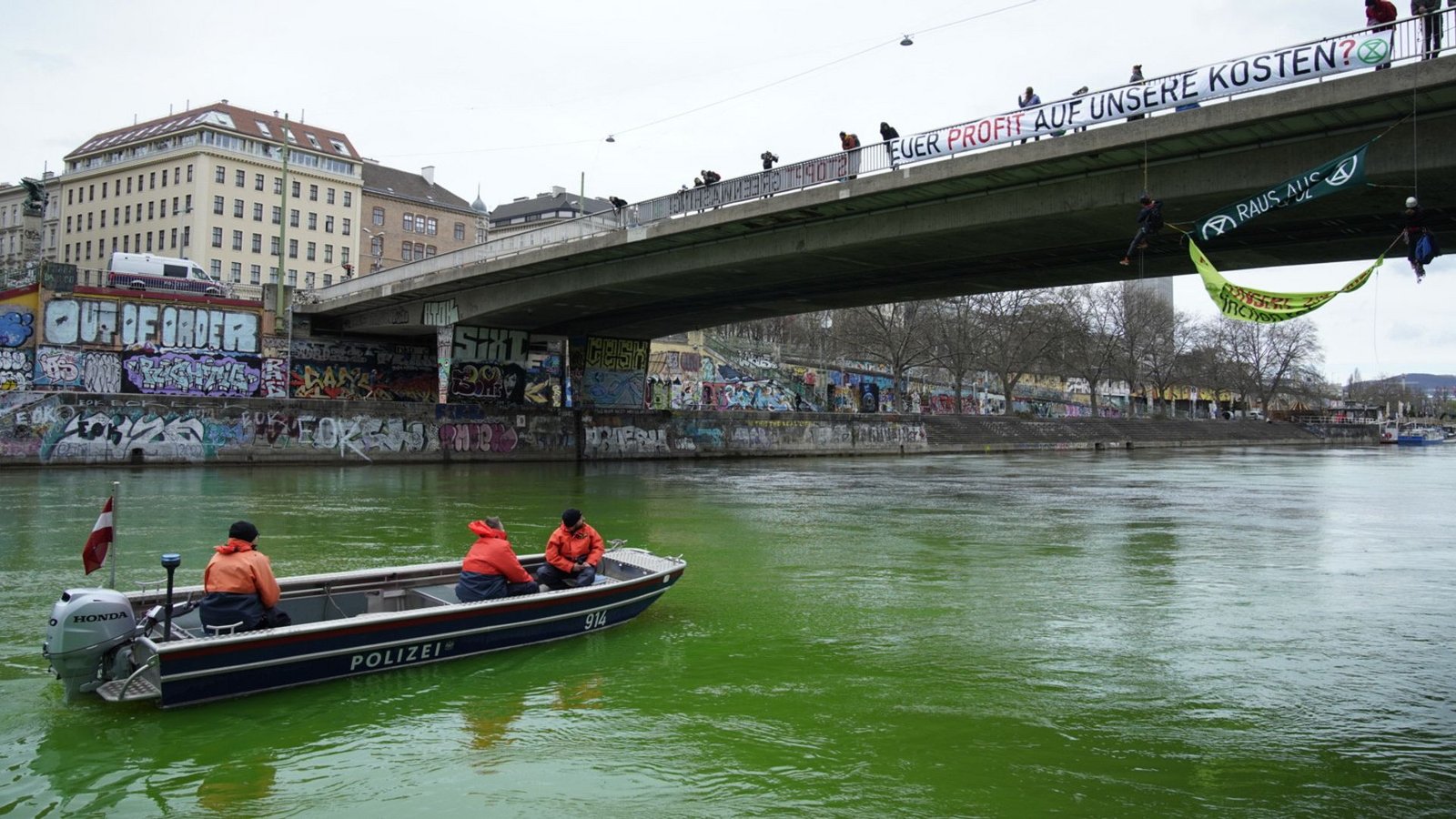 Zu Mittag blockierte eine Gruppe Aktivisten die Salztorbrücke in der Wiener Innenstadt und färbte den Donaukanal grün.Foto: Unbekannt/EXTINCTION REBELLION ÖSTERREICH/APA/dpa