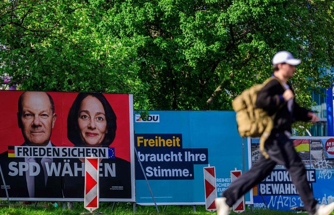 „Frieden sichern“: Olaf Scholz und Spitzenkandidatin Katarina Barley werben gemeinsam für die SPD.<span class='image-autor'>Foto: AFP/JOHN MACDOUGALL</span>