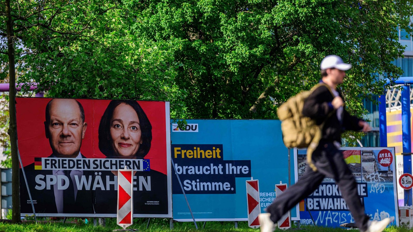 „Frieden sichern“: Olaf Scholz und Spitzenkandidatin Katarina Barley werben gemeinsam für die SPD.Foto: AFP/JOHN MACDOUGALL „Frieden sichern“: Olaf Scholz und Spitzenkandidatin Katarina Barley werben gemeinsam für die SPD.Foto: AFP/JOHN MACDOUGALL