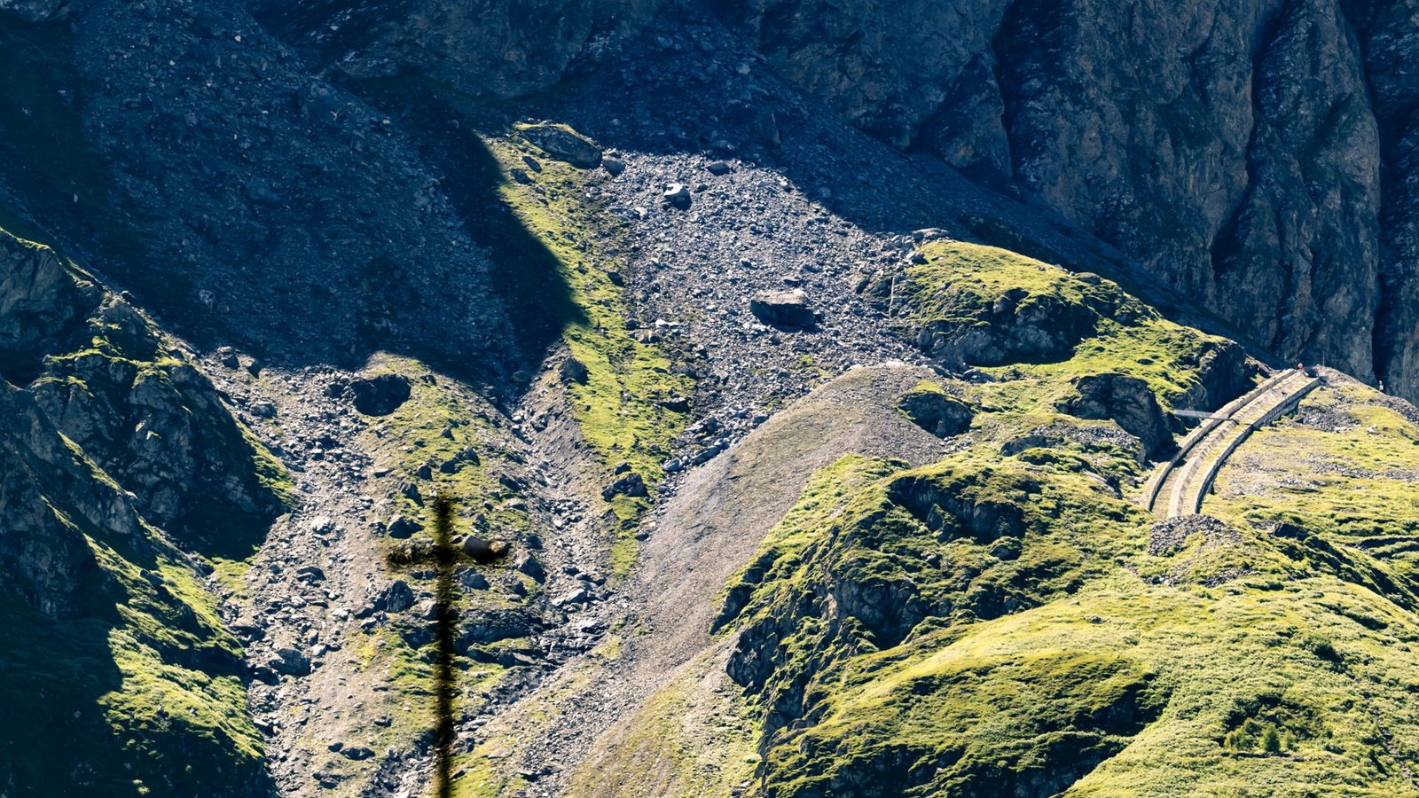 Am Wochenende hatten sich nahe der Staumauer im oberen Teil des Tals Val d'Hérémence rund 5.000 Kubikmeter Gestein gelöst. Am Mittwoch kam es zu weiteren kleinen Abbrüchen.Foto: Jean-Christophe Bott/KEYSTONE/dpa