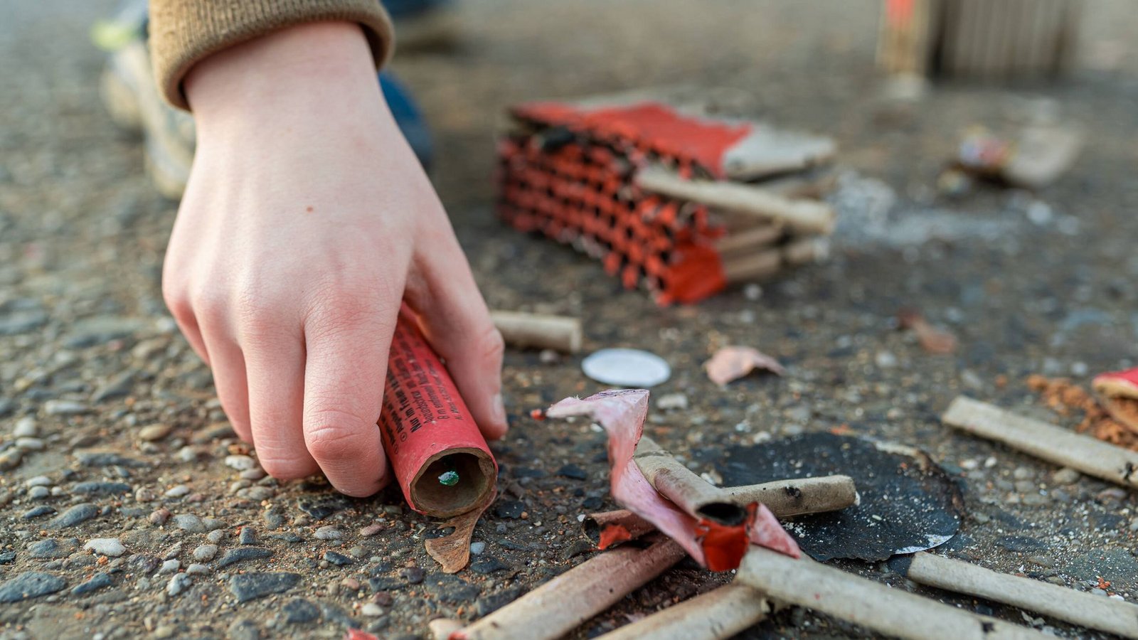 Fünf Kinder sind durch einen Böller verletzt worden (Symbolbild).Foto: imago images/Marius Schwarz/Marius Schwarz via www.imago-images.de Fünf Kinder sind durch einen Böller verletzt worden (Symbolbild).Foto: imago images/Marius Schwarz/Marius Schwarz via www.imago-images.de