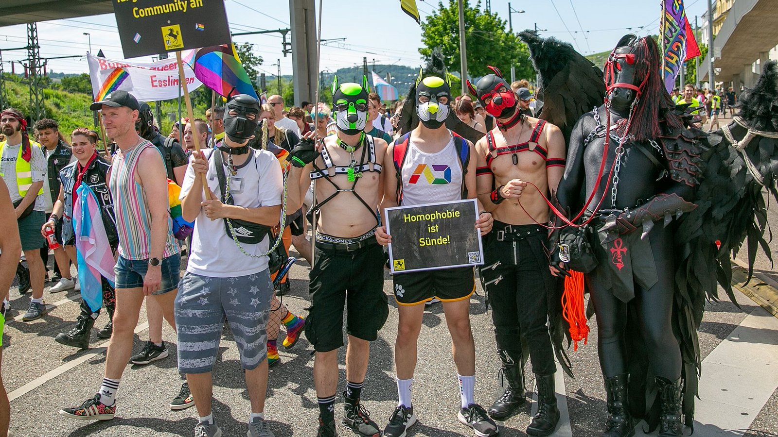 Auf CSDs – wie hier in Esslingen – sind immer wieder Menschen mit Hundemasken zu sehen.Foto: Roberto Bulgrin Auf CSDs – wie hier in Esslingen – sind immer wieder Menschen mit Hundemasken zu sehen.Foto: Roberto Bulgrin