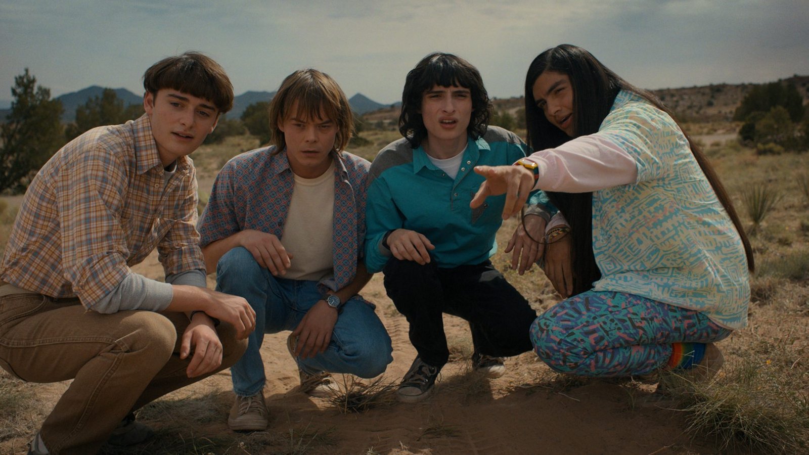 Noah Schnapp als Will Byers, Charlie Heaton als Jonathan Byers, Finn Wolfhard als Mike Wheeler und Eduardo Franco als Argyle in der 4. Staffel von Stranger Things.Foto: Courtesy of Netflix Noah Schnapp als Will Byers, Charlie Heaton als Jonathan Byers, Finn Wolfhard als Mike Wheeler und Eduardo Franco als Argyle in der 4. Staffel von Stranger Things.Foto: Courtesy of Netflix