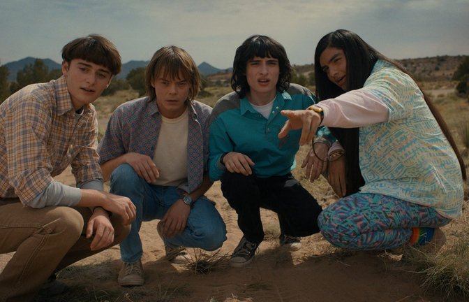 Noah Schnapp als Will Byers, Charlie Heaton als Jonathan Byers, Finn Wolfhard als Mike Wheeler und Eduardo Franco als Argyle in der 4. Staffel von Stranger Things.<span class='image-autor'>Foto: Courtesy of Netflix</span>