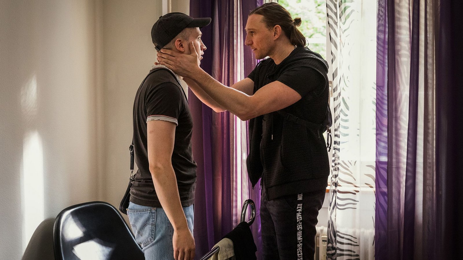 Was suchen die beiden Typen in der Wohnung des Opfers? Lukas Keller (Yusuf Arslan, l.) und Christian Brock (Liliom Lewald, r.) sind nicht astrein, aber haben sie auch was mit dem Mord zu tun?Foto: SRF/Sava Hlavacek Was suchen die beiden Typen in der Wohnung des Opfers? Lukas Keller (Yusuf Arslan, l.) und Christian Brock (Liliom Lewald, r.) sind nicht astrein, aber haben sie auch was mit dem Mord zu tun?Foto: SRF/Sava Hlavacek