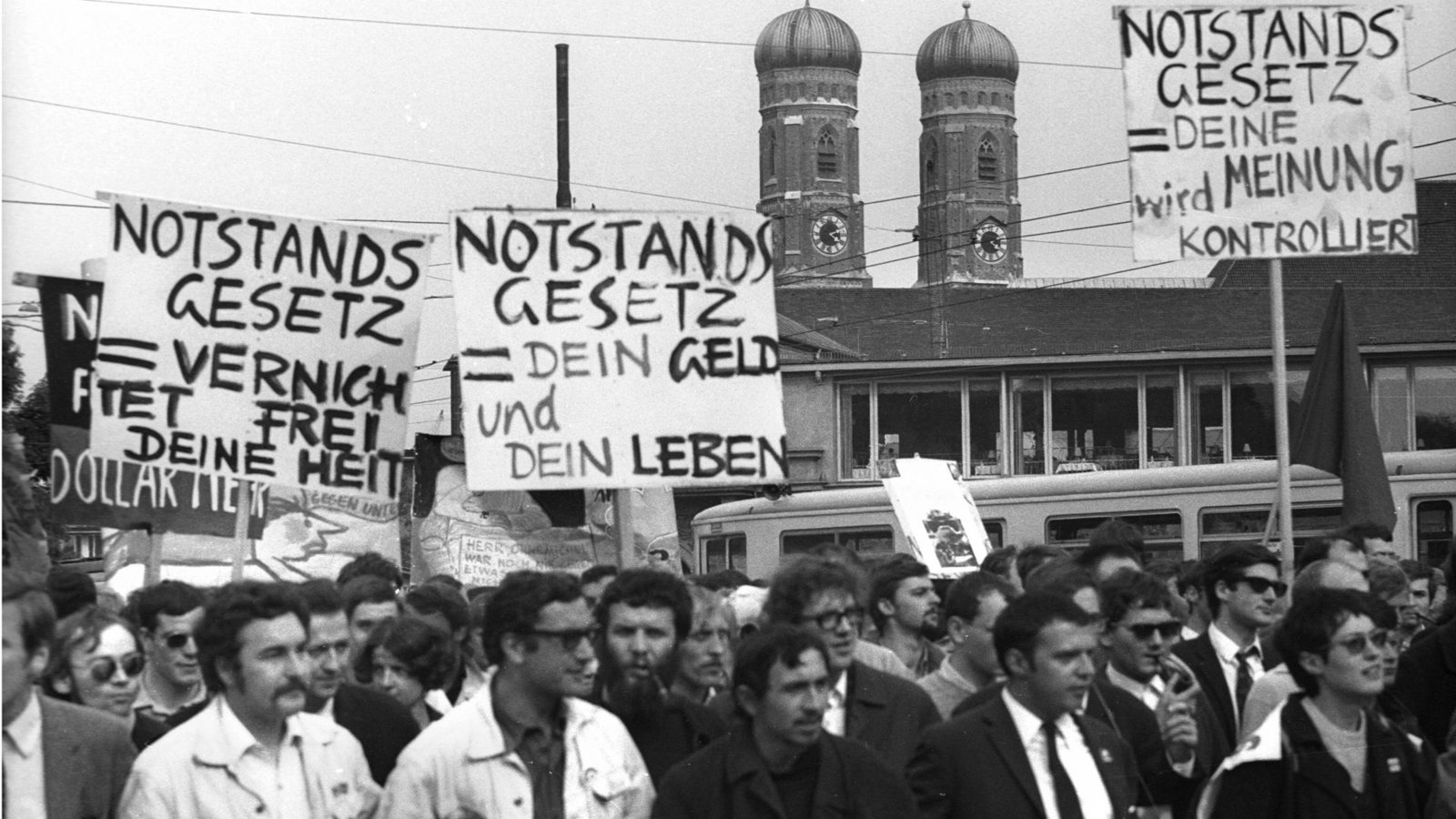 Die Verfassungsänderung für die Notstandsgesetzgebung evozierte Protest – besonders unter Studenten und Intellektuellen.Foto: imago images/Heinz Gebhardt/Heinz Gebhardt via www.imago-images.de