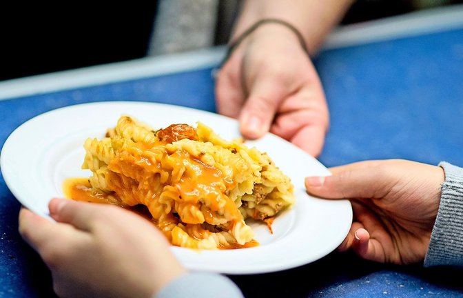 Ist da Fleisch drin? Immer mehr Schulmensen sagen Nein.<span class='image-autor'>Foto: dpa/Hauke-Christian Dittrich</span>